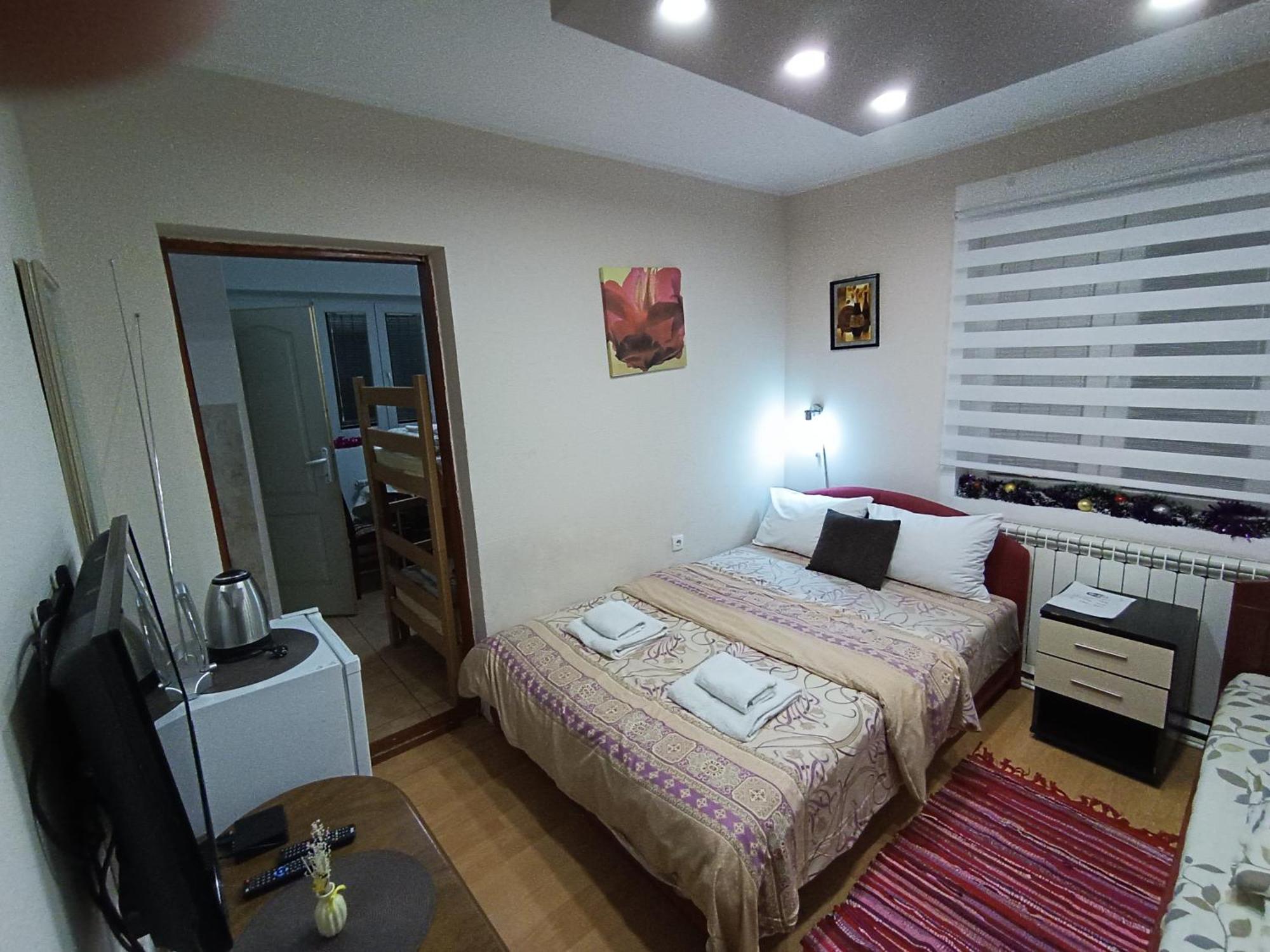 Apartments & Rooms -Mdl Lazic Belgrado Esterno foto