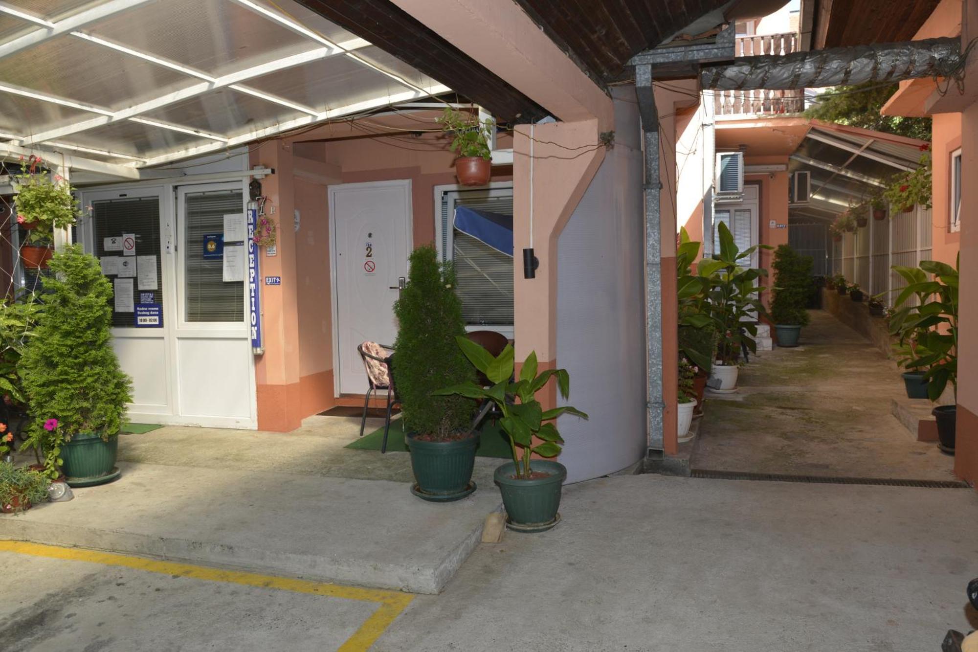Apartments & Rooms -Mdl Lazic Belgrado Esterno foto